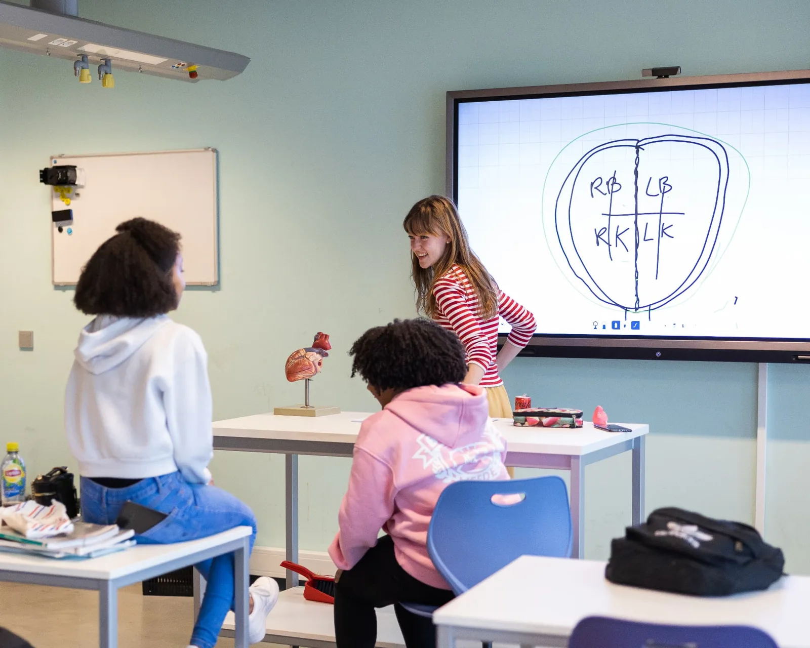 Een Yepper werkt samen met leerlingen aan opdrachten